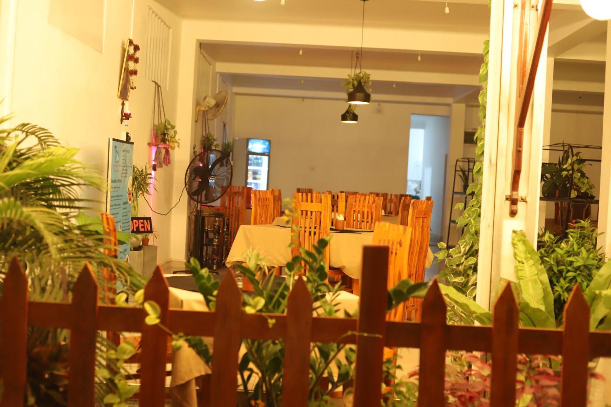 Royal Hub Otel Kudapaduwa Dış mekan fotoğraf