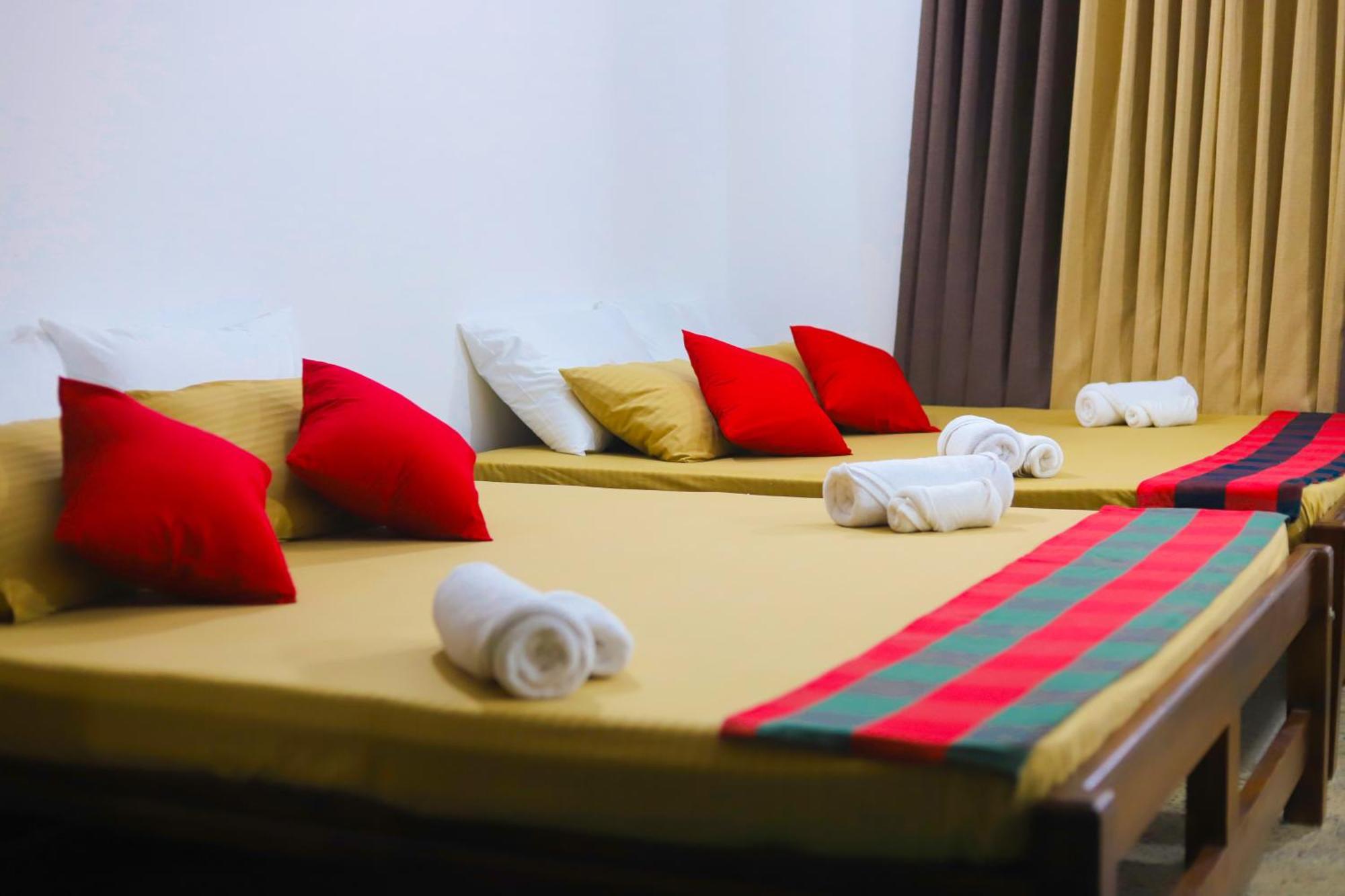 Royal Hub Otel Kudapaduwa Dış mekan fotoğraf